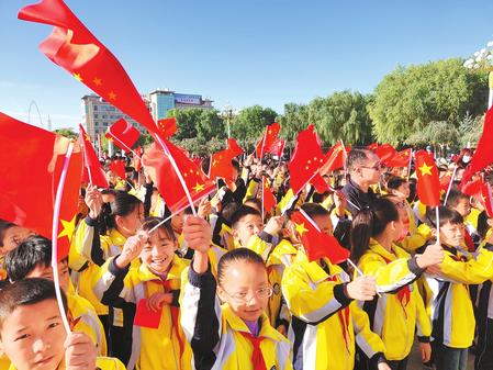 【陇原放歌 庆祝中华人民共和国成立69周年】向国旗敬礼向祖国致敬