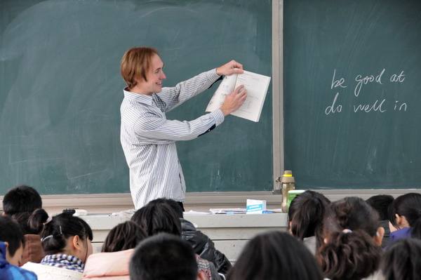 评论:让学生分摊外教工资背后的问题更值得关