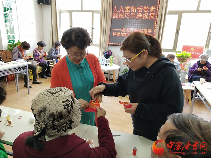 兰州拱星墩街道: 九九重阳话敬老 陇原巧手送祝福