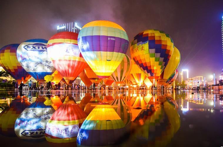 贵州兴义：多彩热气球点亮夜空
