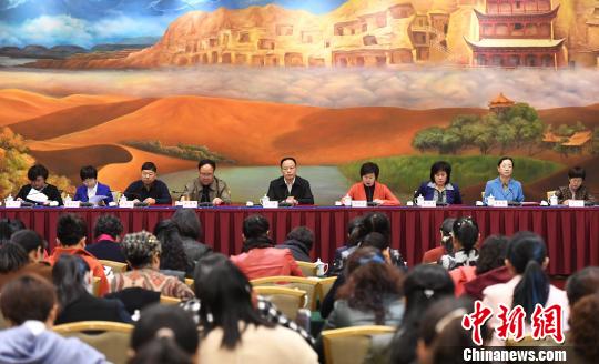中国妇女十二大甘肃代表启程赴京 孙伟送行并在“巾帼扶贫车间”推进会上讲话