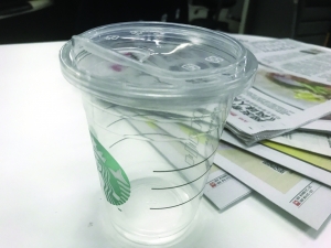 南京星巴克仍提供塑料吸管 免吸管杯盖已悄然