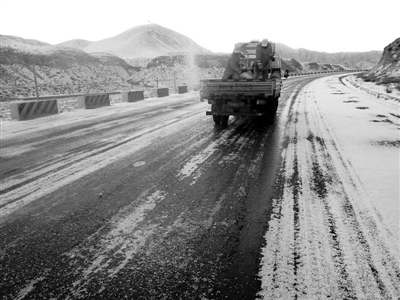 国道215线党金山段普降小雪道路结冰 实行临时交通管制