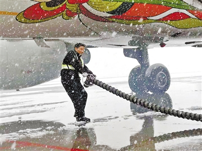 兰州中川机场航班延误东航启动应急预案 除雪