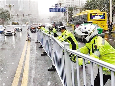 兰州：道路护栏“罢工”交警除隐患