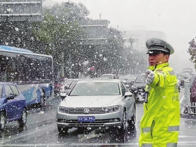 大雪突降兰州交警全员上岗保平安 发布雪天安