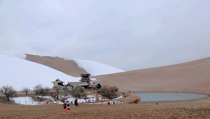 敦煌：初冬迎雪 大漠如画