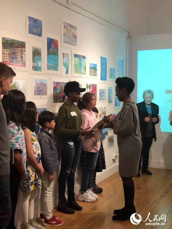 图为哥大国际事务部主任Portia Williams向优秀参展选手颁发证书。