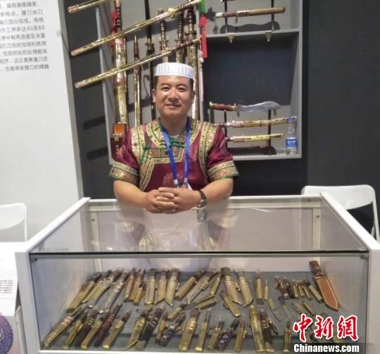 图为保安腰刀锻造技艺国家级传承人马尕主麻及其腰刀作品。(资料图) 钟欣 摄 图为保安腰刀锻造技艺国家级传承人马尕主麻及其腰刀作品。(资料图) 钟欣 摄