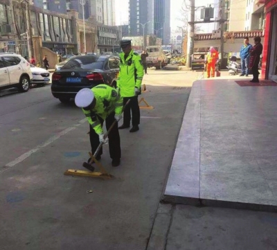 兰州雁滩交警大队线路民警拆除地锁还民便利