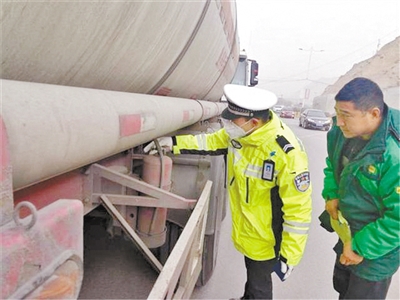 兰州：沙尘天气下 交警坚守岗位保平安