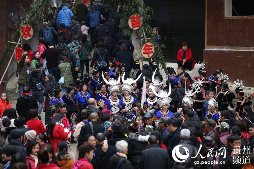 11月25日，在贵州省凯里市三棵树镇南花村，摆拦门酒迎接姑妈回娘家过苗年。杨仁海 摄