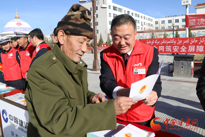 酒泉阿克塞县举行“红马甲”五彩志愿服务活动（图）