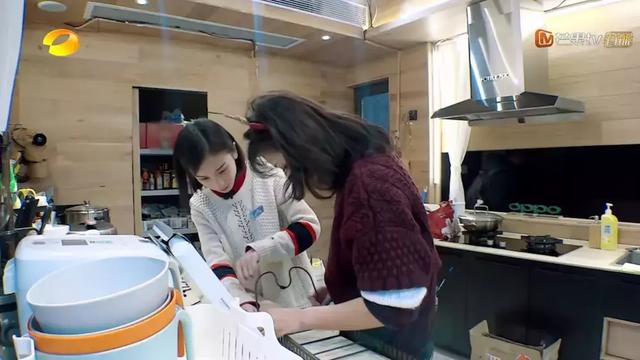 姜梓新参加《亲爱的客栈》,当“贴心暖宝宝”获众人称赞