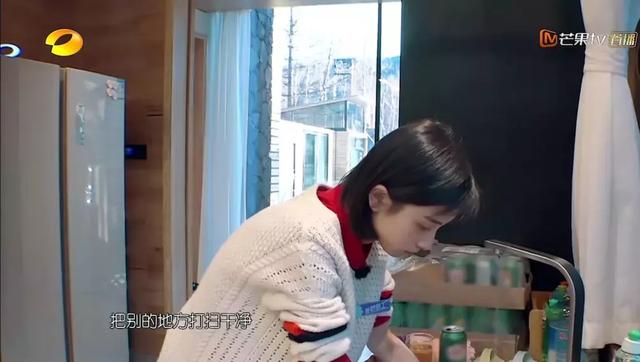 姜梓新参加《亲爱的客栈》,当“贴心暖宝宝”获众人称赞