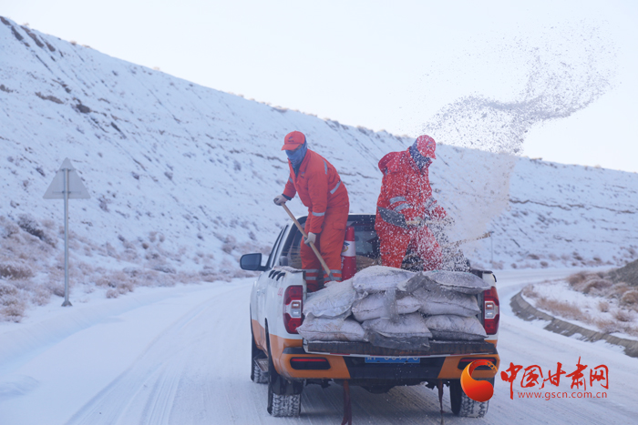 保畅群众出行路 除雪打冰敦煌公路管理段在行动（图）