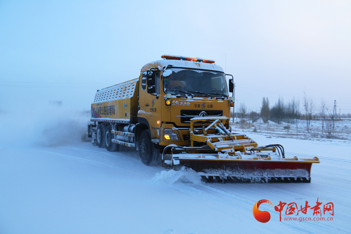 酒泉公路管理局全力清除道路积雪保障道路通行安全（图）