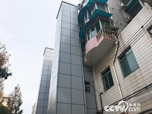 安装电梯后,极大方便了老龄居民上下楼。(孔华/摄)