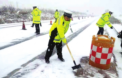 冰雪路面导致省道308线近百车辆滞留 白银景泰交警全力应对保畅通