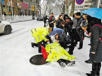 兰州：老人雪中摔倒昏迷交警脱衣取暖施救