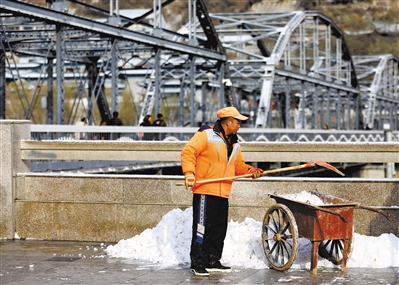 降雪影响丨保障市民出行安全兰州8000余名环卫工扫雪