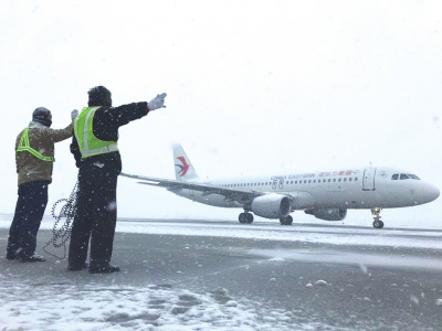 雪中路难行 降雪对兰州机场航班起降没有影响