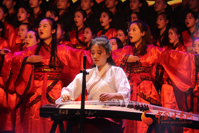 脍炙人口的合唱歌曲_初三阿庐文化广场的演唱会你给克瞧了 么么,太精彩了(3)