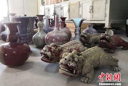 图为陶瓷小镇生产的艺术陶瓷。　刘玉桃 摄