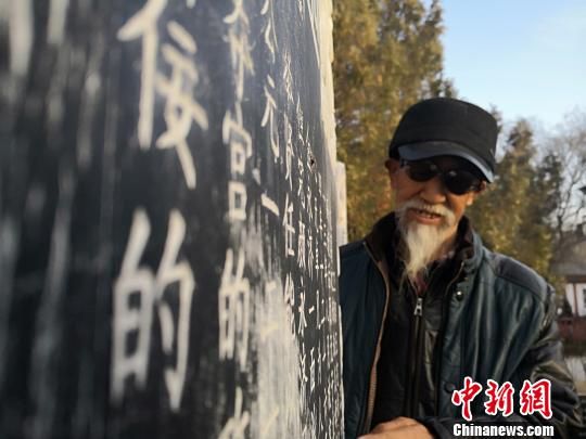 图为完颜元贵讲述祖辈历史。 魏建军 摄 图为完颜元贵讲述祖辈历史。 魏建军 摄
