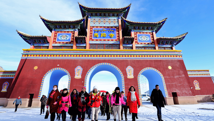 张掖肃南：踏雪赏景 3500多名户外运动爱好者景区健身