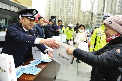 兰州市交警多点管控集中发力保畅通 带着“温度”上路疏堵