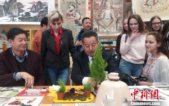 图为何文华在“中国甘肃民间艺术家赴俄罗斯专题交流展”上现场制作瓷雕盆景。 受访者供图 摄 图为何文华在“中国甘肃民间艺术家赴俄罗斯专题交流展”上现场制作瓷雕盆景。 受访者供图 摄