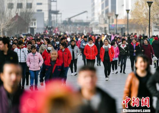 12月初，新疆喀什深圳产业园，每天上下班及吃饭时间，产业园里的男女工人们纷纷走出厂房，一时间道路上可谓“水泄不通”，工友们相约回家或吃饭的场景，蔚然壮观。数据显示，目前该产业园已落户纺织服装企业55家，解决就业12620人，其中贫困户占35%，产业带动就业、产业助力脱贫攻坚成效显著。　刘新 摄