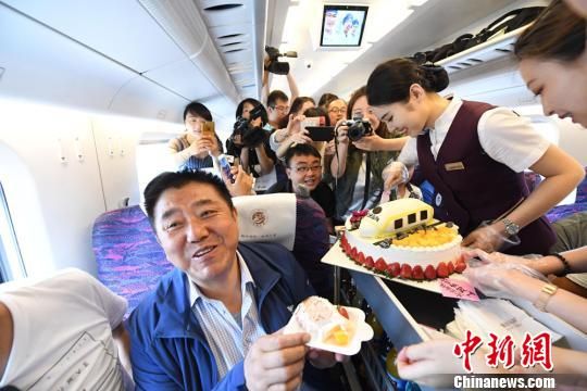 2018年7月9日,宝(宝鸡)兰(兰州)高铁开通一周年,中国铁路兰州局集团兰州客运段的列车员在D2656次动车组列车上举行“生日Party”庆祝。(资料图) 杨艳敏 摄 2018年7月9日,宝(宝鸡)兰(兰州)高铁开通一周年,中国铁路兰州局集团兰州客运段的列车员在D2656次动车组列车上举行“生日Party”庆祝。(资料图) 杨艳敏 摄