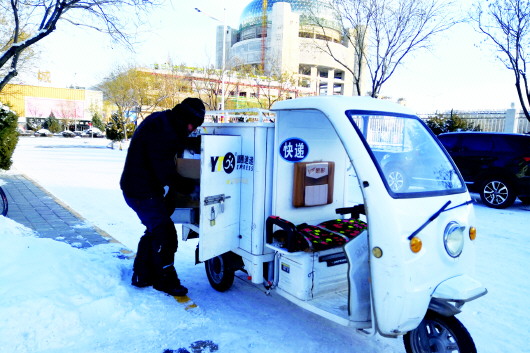 酒泉城区：雪天里穿行的这群人（图）