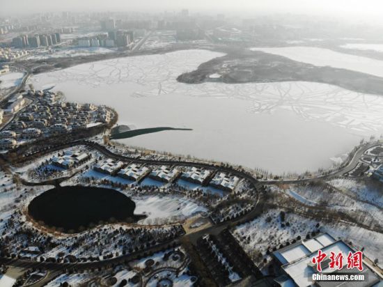 甘肃戈壁名城张掖现“湖光雪色”美景