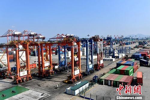 资料图:厦门海天集装箱码头。<a target='_blank' data-cke-saved-href='http://www.chinanews.com/' href='http://www.chinanews.com/'>中新社</a>记者 吕明 摄 点击进入下一页