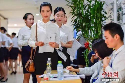 资料图:正在参加校园招聘的大学生。<a target='_blank' data-cke-saved-href='http://www.chinanews.com/' href='http://www.chinanews.com/'>中新社</a>记者 骆云飞 摄 点击进入下一页