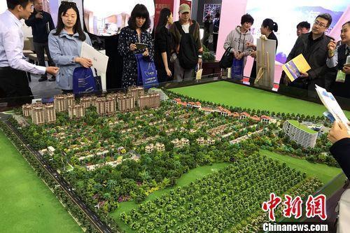 资料图:民众在某楼盘展台咨询。<a target='_blank' data-cke-saved-href='http://www.chinanews.com/' href='http://www.chinanews.com/' >中新网</a>记者 程春雨 摄 点击进入下一页