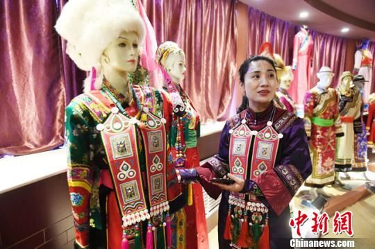 杨海燕讲述传统裕固族服饰的保护与发展历程。 杨艳敏 摄 杨海燕讲述传统裕固族服饰的保护与发展历程。 杨艳敏 摄