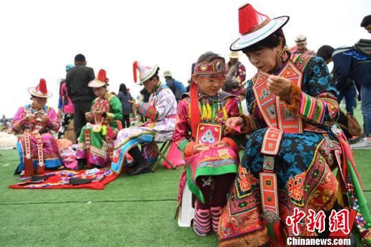 图为甘肃肃南裕固族自治县举办裕固族传统活动,当地民众身着艳丽传统服饰参与其中。(资料图) 杨艳敏 摄 图为甘肃肃南裕固族自治县举办裕固族传统活动,当地民众身着艳丽传统服饰参与其中。(资料图) 杨艳敏 摄