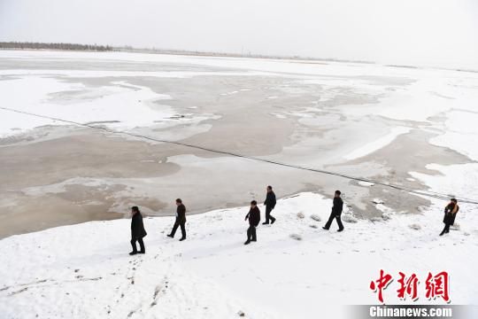 2018年2月,春寒料峭,冰雪笼罩祁连山。山脚下,黑河沿岸的雪地里留下一群密密麻麻的脚印。这是甘肃高台县罗城镇花墙子村的“河长们”和义务巡河员春节期间巡河时踩下的印迹。(资料图) 杨艳敏 摄 2018年2月,春寒料峭,冰雪笼罩祁连山。山脚下,黑河沿岸的雪地里留下一群密密麻麻的脚印。这是甘肃高台县罗城镇花墙子村的“河长们”和义务巡河员春节期间巡河时踩下的印迹。(资料图) 杨艳敏 摄