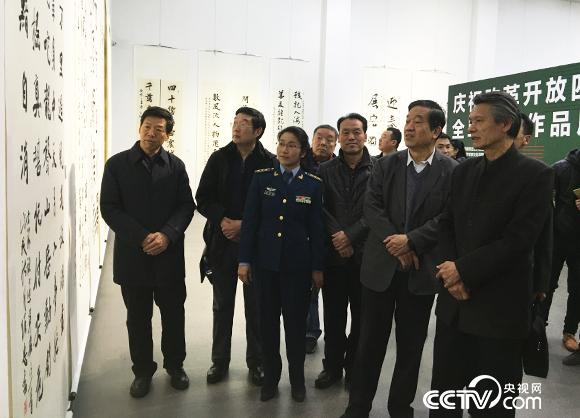 嘉宾参观展览