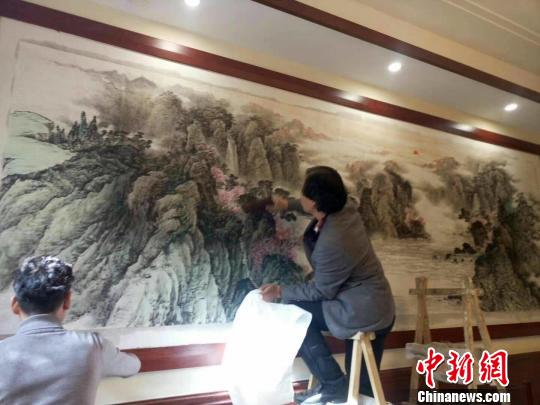 修复古书画40载的“画郎中”:“跪着”复原古书画神韵 修复古书画40载的“画郎中”:“跪着”复原古书画神韵