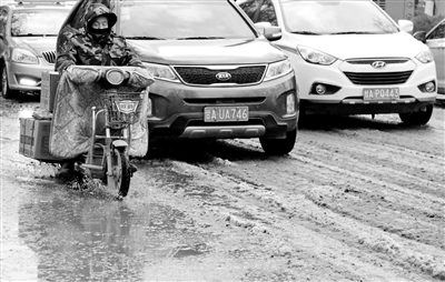 西津西路供水管爆裂 兰州市区大面积降压供水