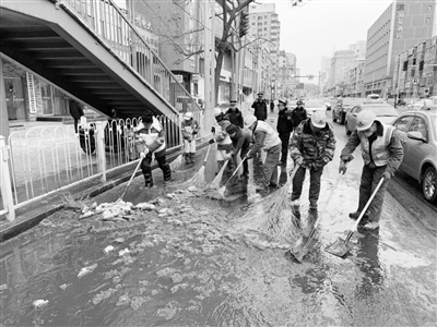 兰州：污水结冰忙坏环卫工 市民商户请勿马路倒水