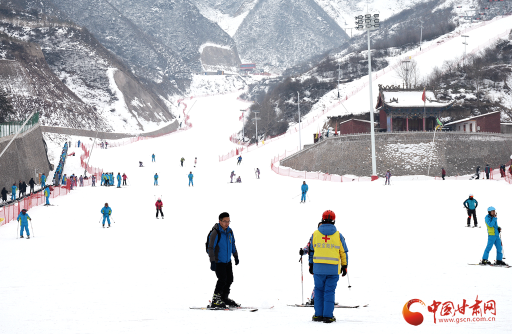 12月24日,永靖县 青少年冰雪流动进校园流动 在凤凰岭滑雪场正式启动.