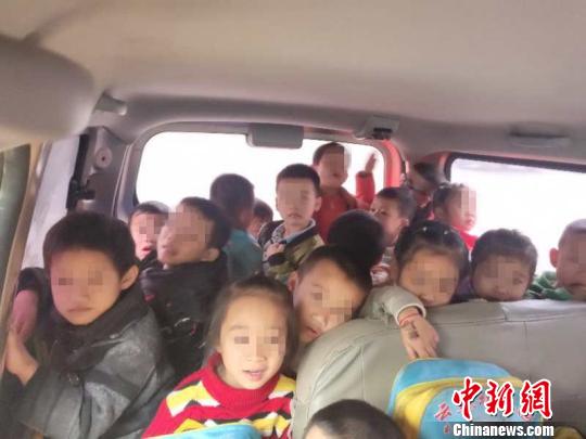 7座面包车塞28名幼儿广西柳州一幼儿园负责人被查