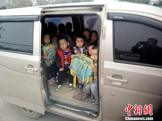 广西幼儿园负责人驾驶7座车送28名幼儿回家被查。　李宗亮 摄