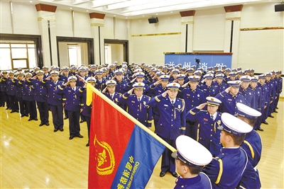 兰州市消防支队举行“迎旗授衔和换装仪式”